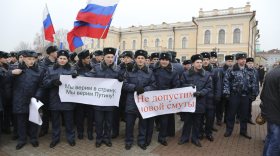 Вологодские курсанты отметили День народного единства с плакатами "Мы верим Путину"