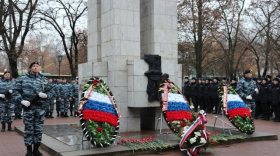 В Вологде возложили цветы к памятнику полицейских, погибших при исполнении служебного долга
