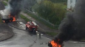 В Череповце две машины загорелись после столкновения на перекрестке