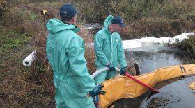 В Вологде нефтепродукты из перевернувшегося бензовоза попали в реку Шограш