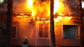 Три дома загорелись из-за попадания молнии в Вологодской области
