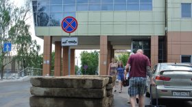 Житель Вологды забаррикадировал парковку гостиницы «Атриум»