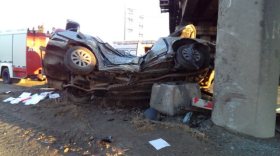 В Череповце иномарка врезалась в опору железнодорожного моста: два человека погибли