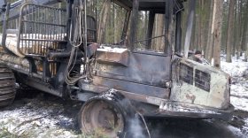 В Сокольском районе неизвестные подожгли на делянке технику для заготовки леса