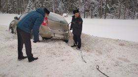 В Вологодском районе полицейские откопали застрявшую в кювете машину с женщиной и ребенком 