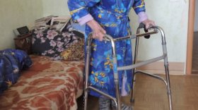 В Вологде двое участковых помогли 80-летней пенсионерке, которая упала в своей квартире и не могла подняться