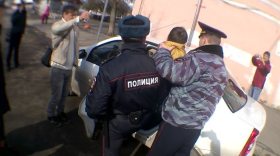 В Вологде на митинге в поддержку присоединения Крыма задержали юриста с плакатом «Пора уходить, Димон»
