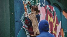 «Человек красит место» в Вологде: молодые художники расписали стену в кремлевском парке
