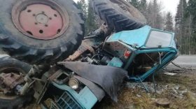 В Устюженском районе столкнулись трактор и «Лэнд Крузер»: тракторист в больнице