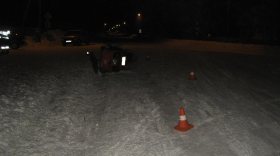 В Липином Бору пьяный мужчина опрокинулся на снегоходе