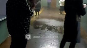 В здании школы №23 «Созвучие» в Вологде прорвало потолки и трубы