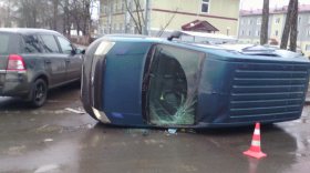 В Вологде на улице Разина фургон опрокинулся на бок после столкновения с иномаркой