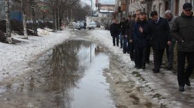 В Вологде дворники "выгребают" воду из луж лопатами