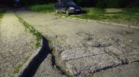 В Шухободи Череповецкого района жители вынуждены ремонтировать дорожные ямы арболитом