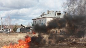 Несколько десятков человек боролись с палом сухой травы в Вологодском районе