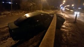 В Череповце водитель иномарки врезался в ограждение моста