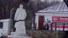 В Белозерске коммунистов попросили увезти памятник Ленину с земли Вагана Папазяна