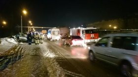 Два человека получили тяжелые травмы в столкновении иномарки и МАЗа в Череповце