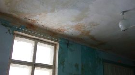 "Халатность просто зашкаливает": родители требуют ремонта школы в Молочном с протекающей крышей
