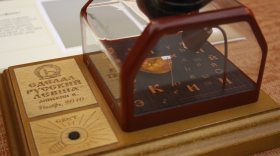 Басня на рисовом зёрнышке: в Вологде открылась выставка миниатюр мастера из Новосибирска