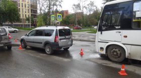 В Вологде автобус №4 врезался в легковушку: три пассажирки госпитализированы