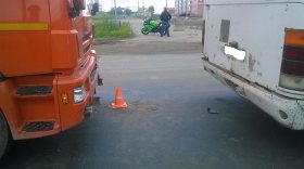 В Вологде на Окружном шоссе КамАЗ врезался в автобус №14