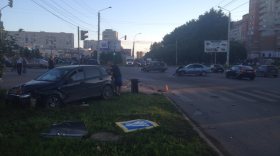 В Вологде иномарку вынесло на тротуар: пострадала девушка