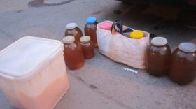 Полиция просит вологжан не выкидывать фальшивый мед, купленный у мошенников