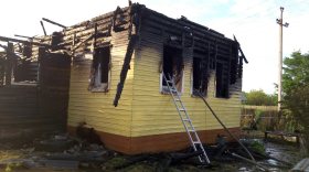 В Соколе из-за неисправного холодильника сгорел частный дом