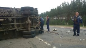 В Чагодощенском районе иномарка врезалась в «ГАЗ»: грузовик перевернулся
