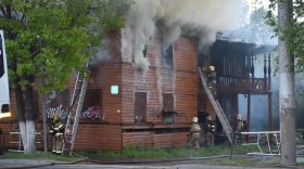 В центре Вологды загорелись два деревянных дома 