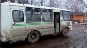 В Устюжне автобус наехал на 11-летнюю девочку, которая упала под колеса