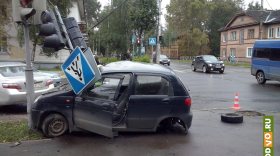 В Вологде «Матиз» врезался в светофор после столкновения с «Тойотой»