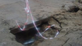 В Кадуе провалился асфальт: яму несколько раз засыпали песком, но его снова и снова размывало водой