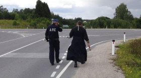 В Кирилловском районе сотрудники ГИБДД попросили священника освятить аварийные дороги