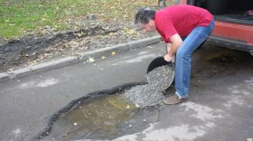 Житель Вологды, который сам ремонтирует ямы на дорогах, стал героем передачи на федеральном ТВ
