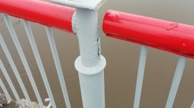 Жители пожаловались на разваливающиеся перила отремонтированного Красного моста в Вологде 