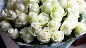 В Череповце молодой человек украл в магазине букет из 35 белых роз