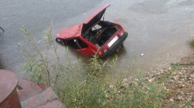 В Харовском районе ВАЗ слетел с моста в воду: водитель погиб