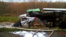 Три человека погибли в столкновении «Тойоты» и грузовика в Вытегорском районе