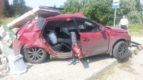В Череповецком районе машина врезалась в остановку