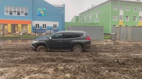 В Соколе возле строящейся школы в грязи тонут машины