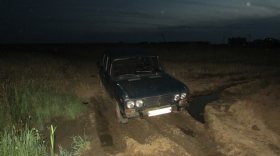 Житель Вологодского района угнал чужой ВАЗ, но забуксовал на нем в грязи и бросил машину в поле