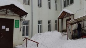 В Кириллове женщину с двумя детьми засыпало снегом с крыши поликлиники
