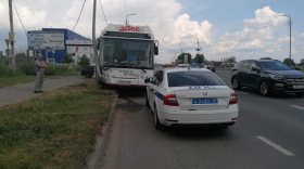 В Череповце автобус врезался в столб: пострадали три пассажирки