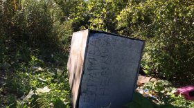 Брошенные цинковые гробы обнаружили в гаражах в Вологде