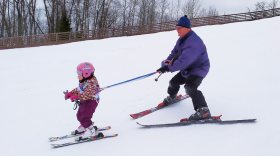  Детей с ограниченными возможностями здоровья бесплатно учат кататься на горных лыжах в Стризнево