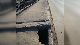 На пешеходной дорожке Горбатого моста в Вологде образовалась яма