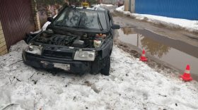 Пьяный школьник из Череповца врезался на своем автомобиле в гараж и застрял в сугробе