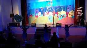 В Доме культуры в Тоншалово дети танцуют на полу перед зрителями: сцена в аварийном состоянии 